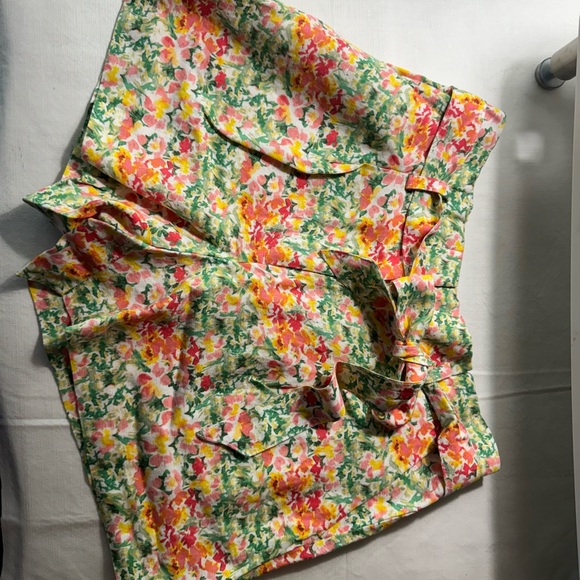 LOFT “paper-bag” Floral print Shorts - Picture 2 of 3